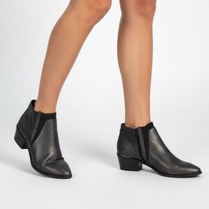 Simply Vera Wang Skylark Pewter Ankle Boots Size 8.5 Wide